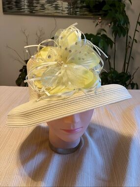 Elegant Cream Straw Hat with Yellow Floral Accent